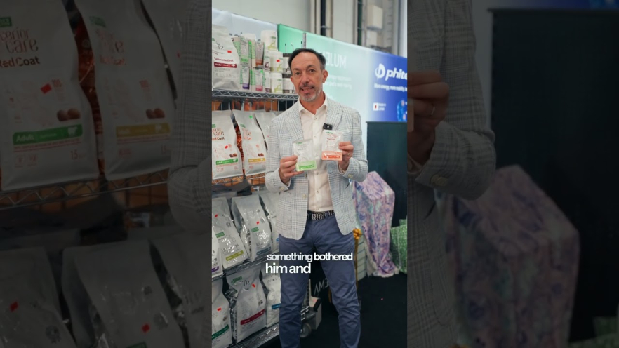 Video NATURE'S PROTECTION SUPERIOR CARE wet food supplement with tuna for sterilised adult cats of all breeds 70 g - 1